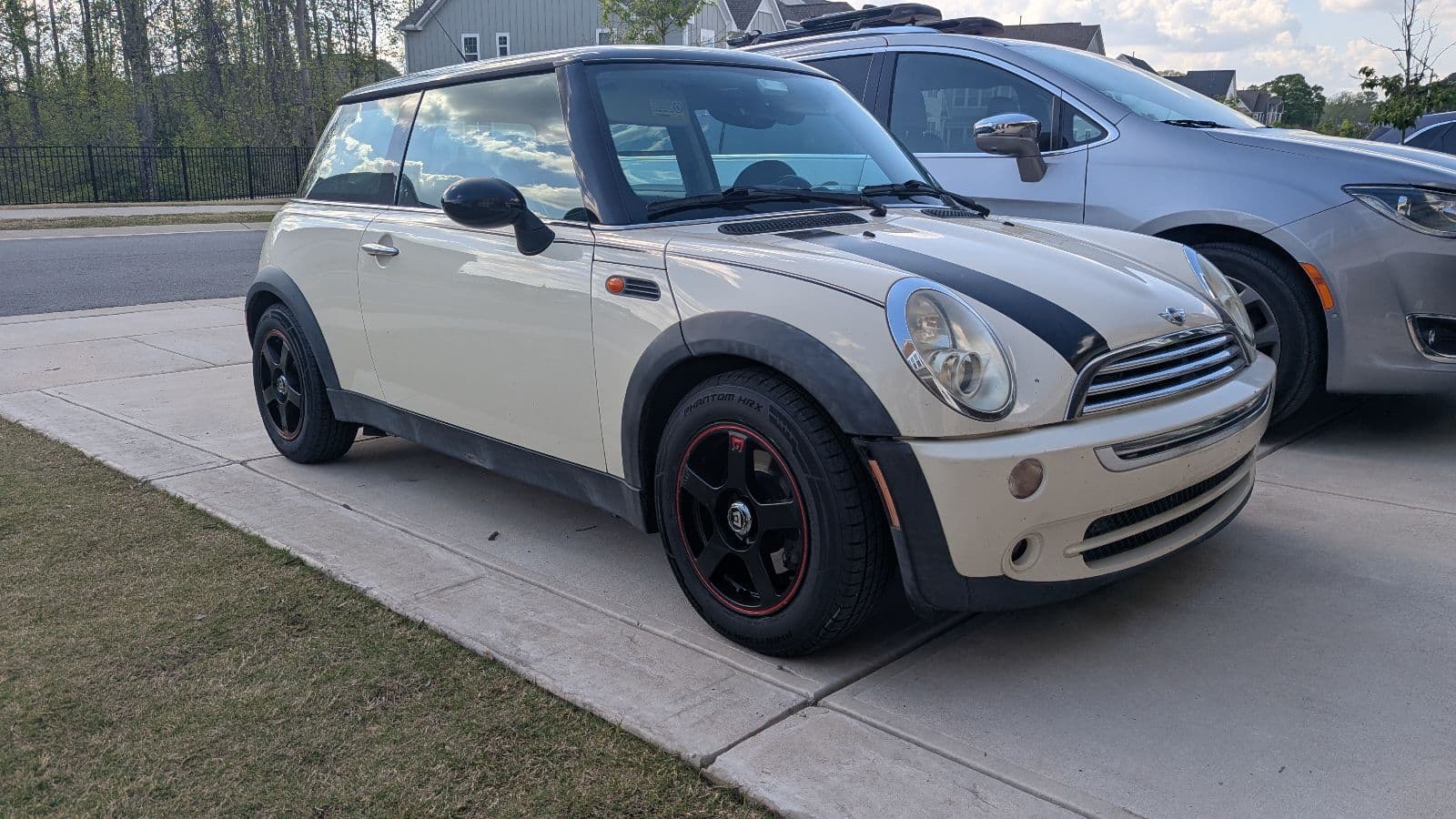 Mini Cooper 2-Door Hatchback — thumbnail 2
